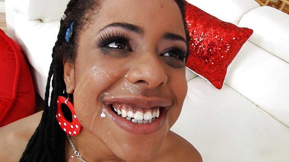 16P La estrella porno negra Kira Noir recibiendo una dolorosa follada anal y semen en la cara