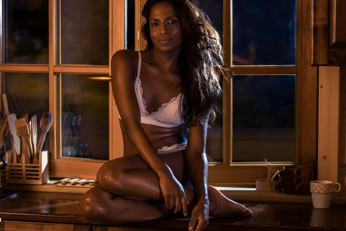 La modelo de página central de 12P Ebony, Nirmala Fernandes, se quita un conjunto de sujetador y bragas