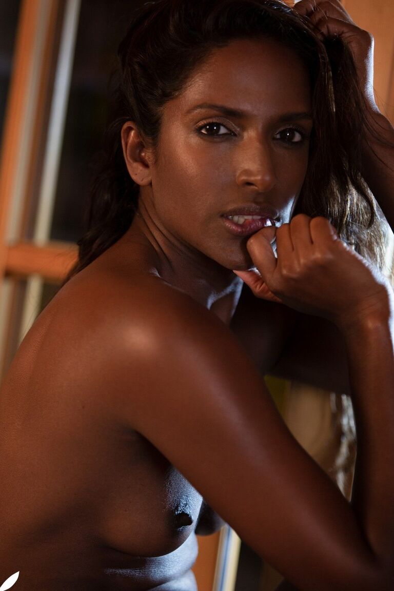 La modelo de página central de 12P Ebony, Nirmala Fernandes, se quita un conjunto de sujetador y bragas