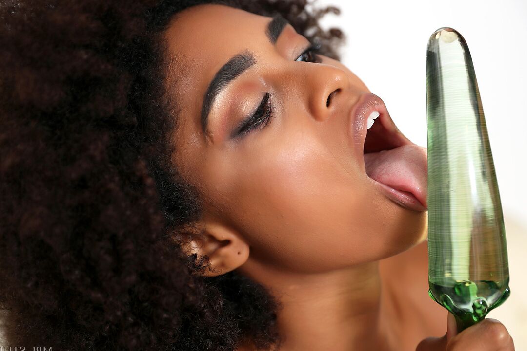 12P Chica negra delgada con un gran afro juega con su coño desnuda durante una acción en solitario