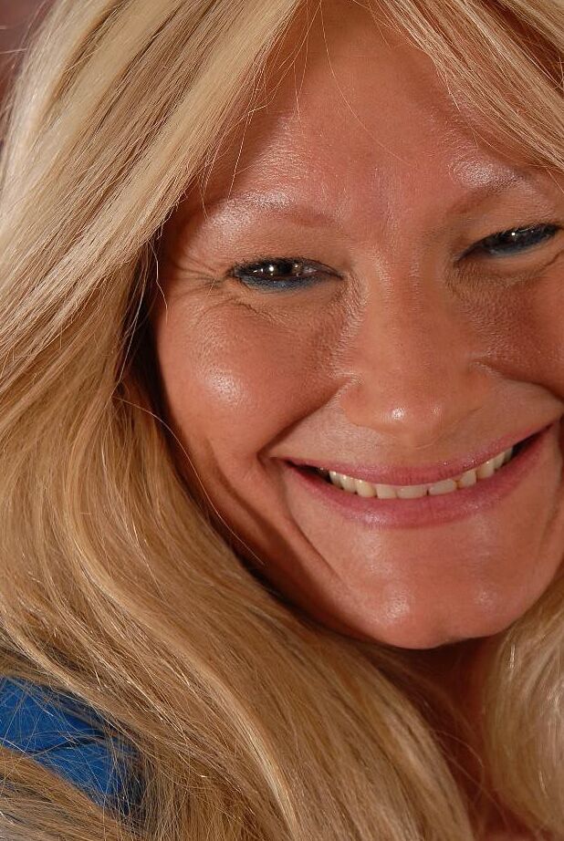 16P Roxy, mamie aux gros seins, montre ses seins bronzés et son joli butin baisable