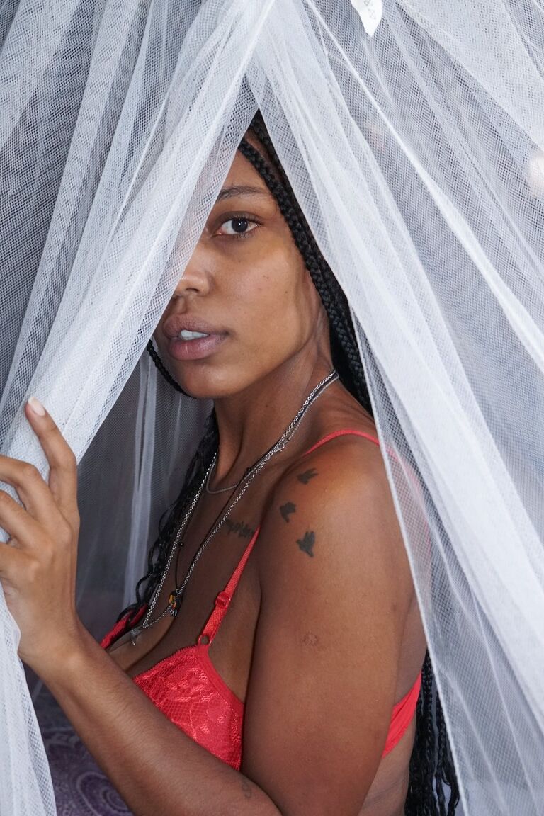 21P A bela afro-americana Sofia Cuty expõe seus peitos grandes e flácidos e sua buceta peluda
