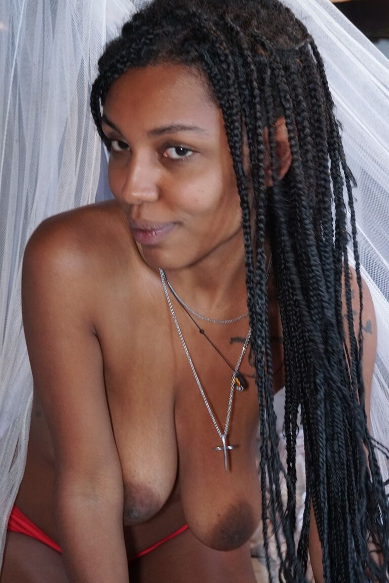 21P A bela afro-americana Sofia Cuty expõe seus peitos grandes e flácidos e sua buceta peluda