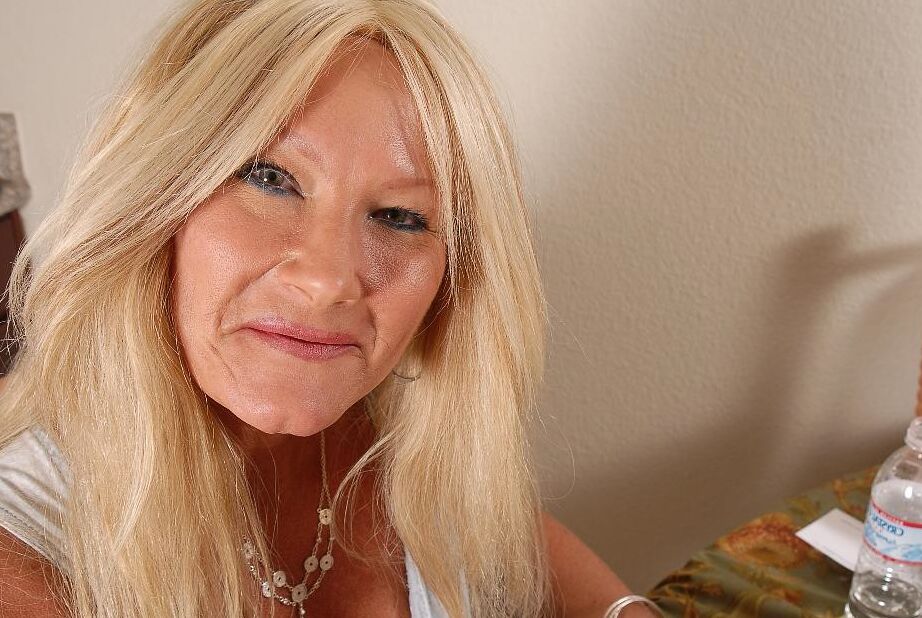 16P Granny Roxy écarte les jambes et se masturbe le manchon rasé !