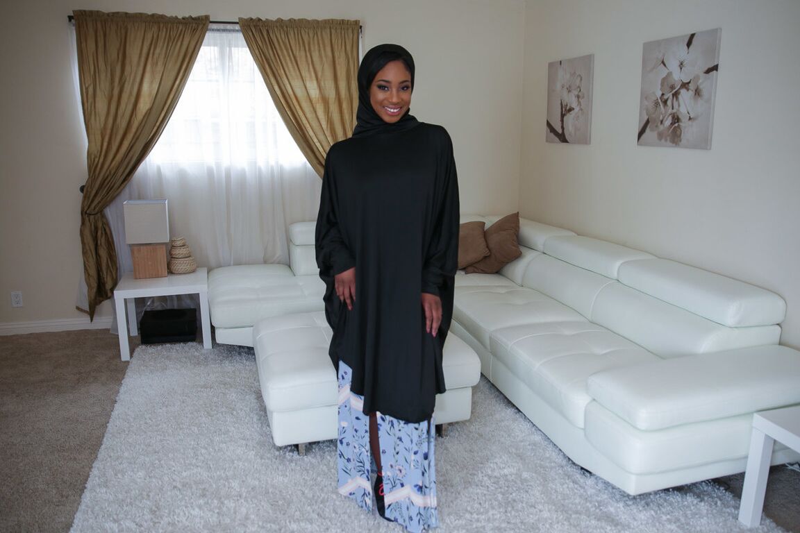16P Hermosa negra con hijab Lala Ivey muestra sus tetas medianas