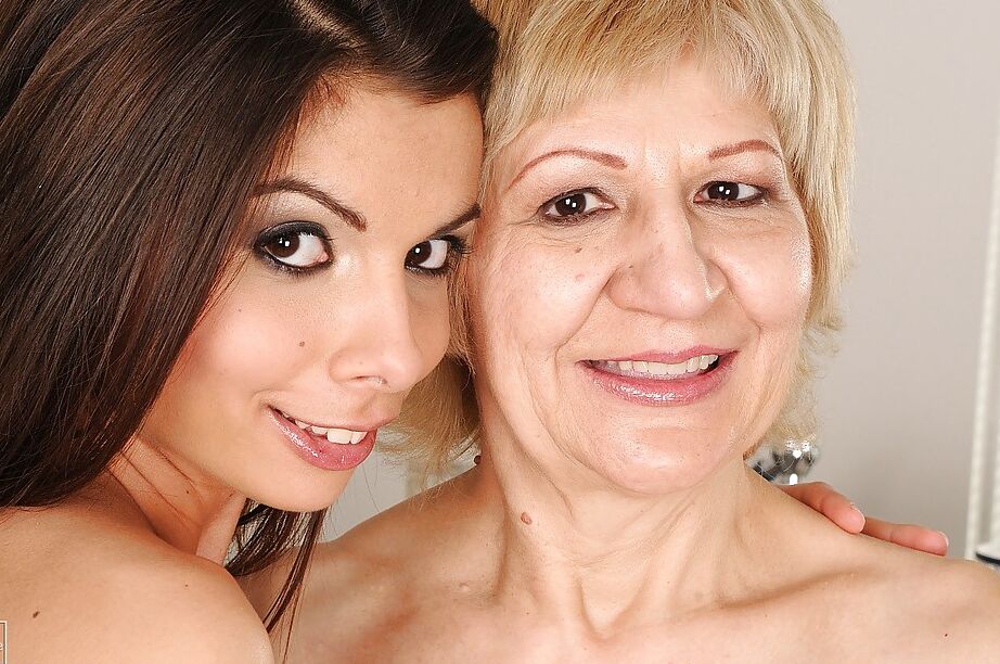 16P Abuela lujuriosa con tetas pequeñas posa desnuda con su nena lesbiana adolescente