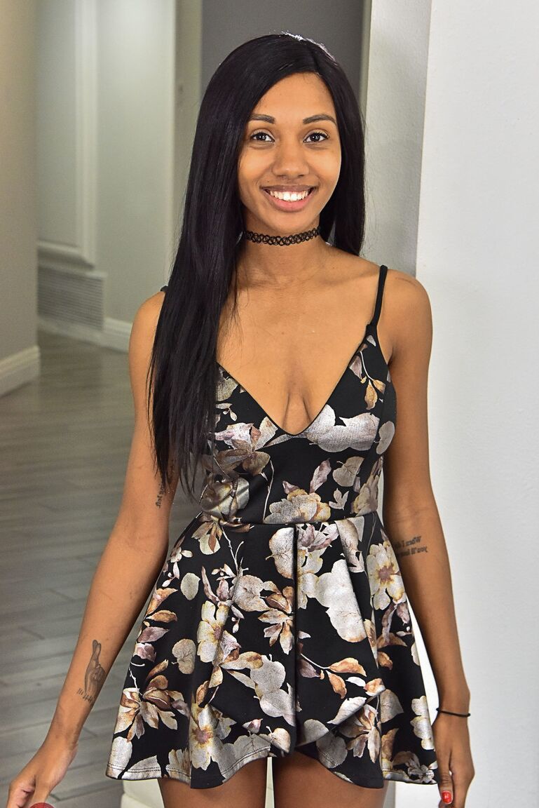 21P A adolescente magra e exótica Alexis Avery mostra seus peitos grandes e buceta marrom