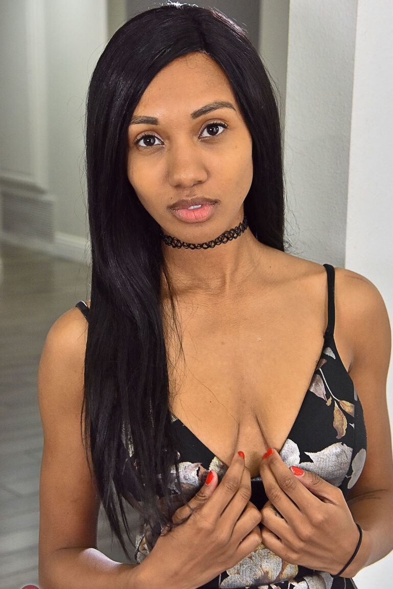 21P A adolescente magra e exótica Alexis Avery mostra seus peitos grandes e buceta marrom