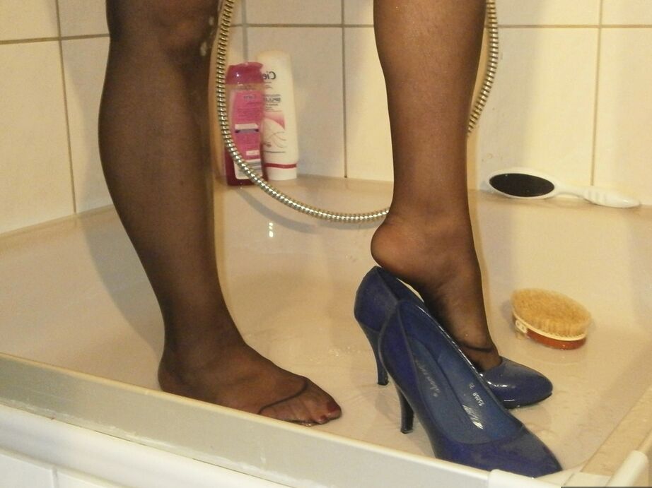 18P Abuela amateur Caro se quita la ropa mojada mientras se ducha