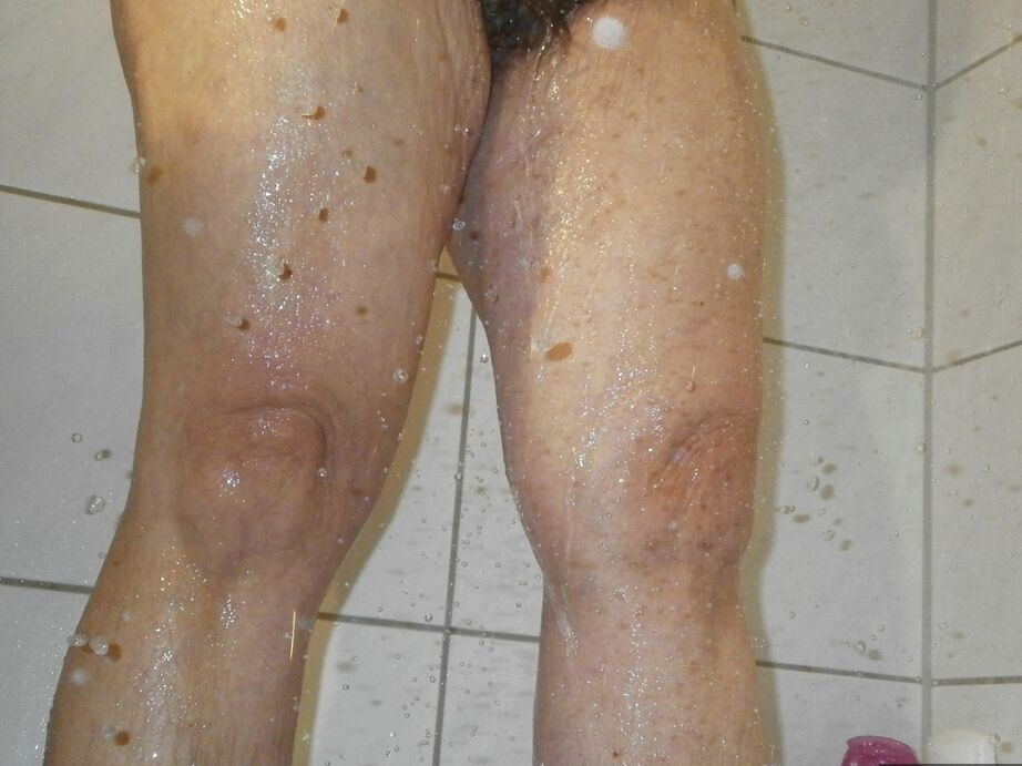 18P Abuela amateur Caro se quita la ropa mojada mientras se ducha