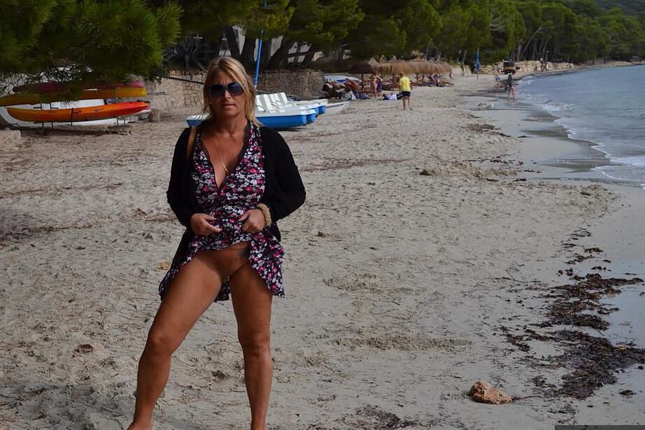 20P Loira amadora nua Chrissy se expõe enquanto visita uma praia pública