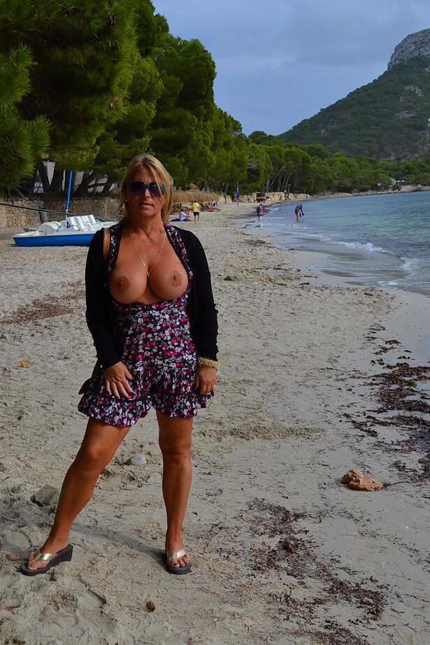 20P Loira amadora nua Chrissy se expõe enquanto visita uma praia pública