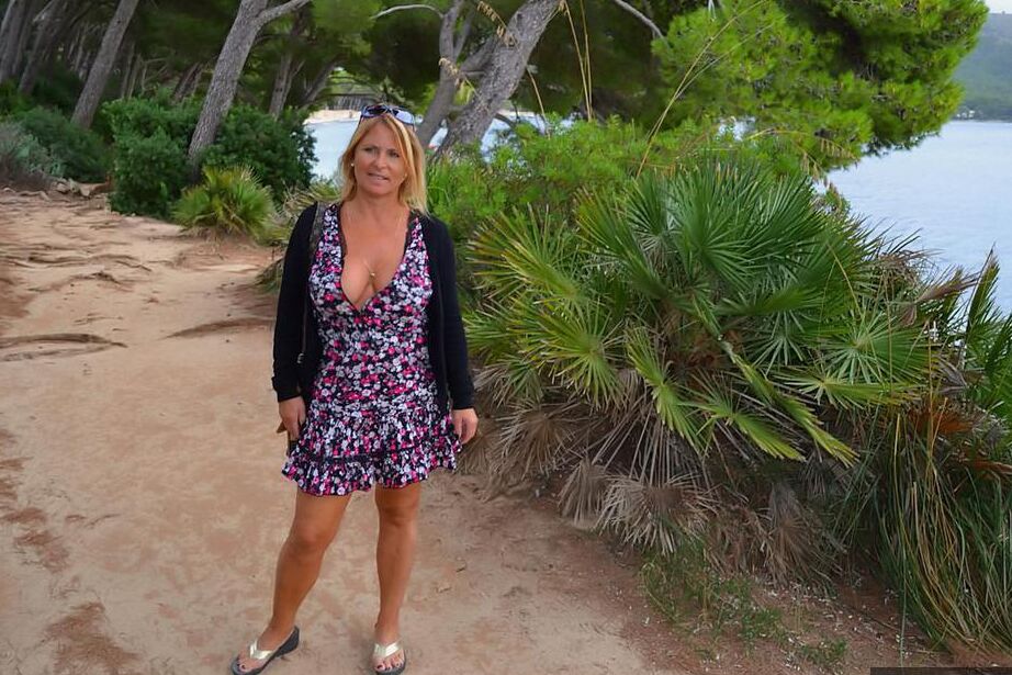 20P Loira amadora nua Chrissy se expõe enquanto visita uma praia pública