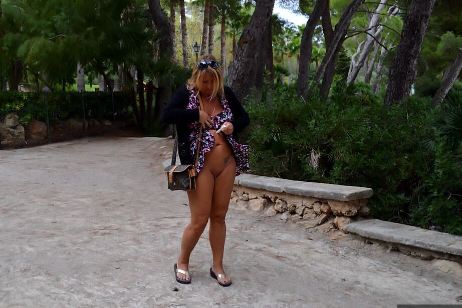 20P Loira amadora nua Chrissy se expõe enquanto visita uma praia pública