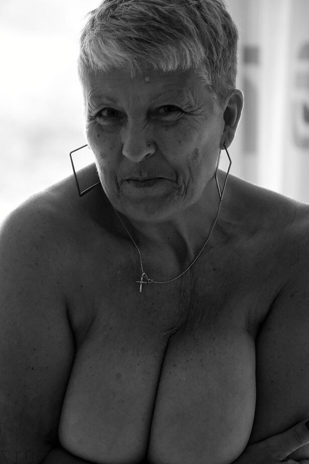 20P Anciana de pelo corto y tetas caídas se pone un arnés en pantimedias de rejilla