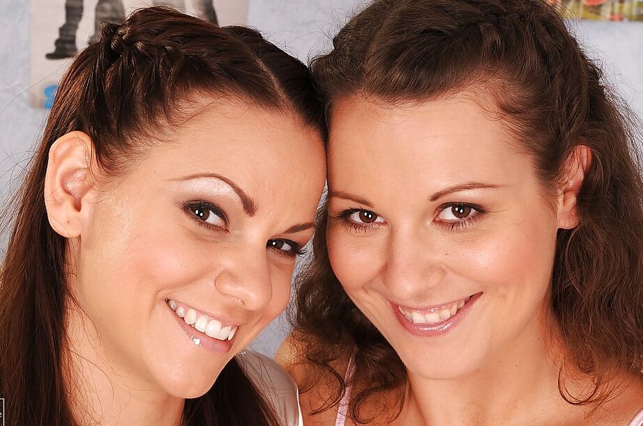 16P Lésbicas adolescentes lascivas fazem um quarteto com suas amigas maduras