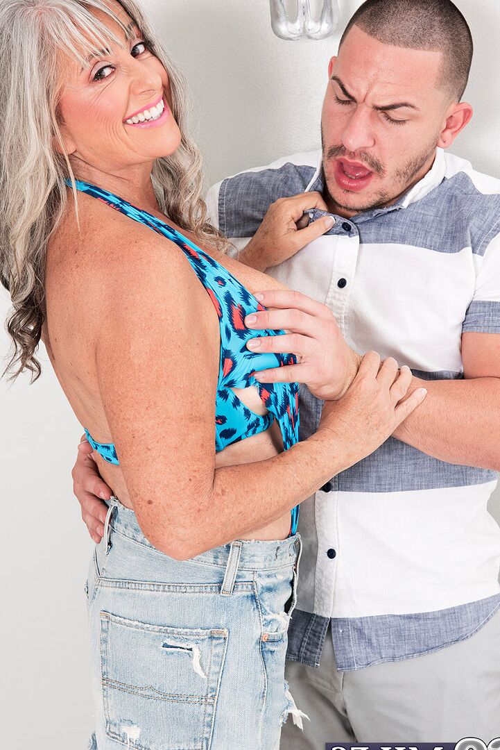 16P Abuela caliente y cachonda Silva Foxx lamiendo sus grandes tetas