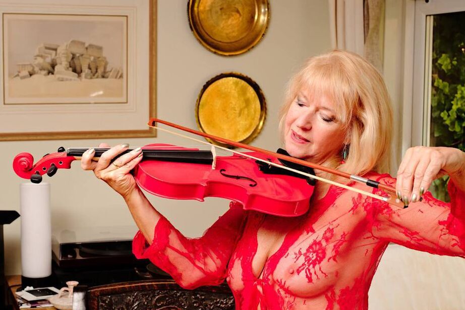 20P Abuela rubia se quita la lencería transparente para tocar el violín desnuda