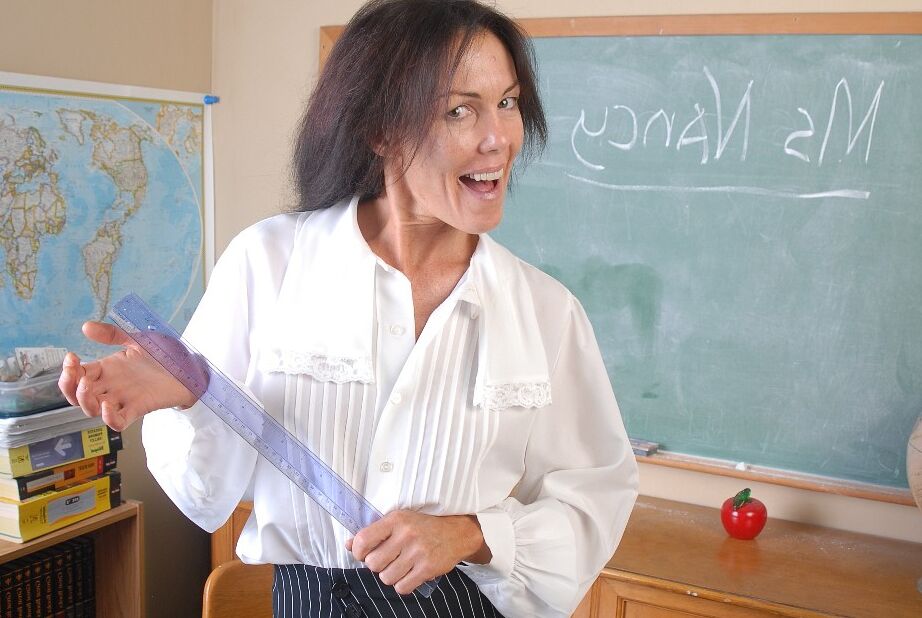 16P Die freche Oma Nancy zieht sich im Schulzimmer komplett aus