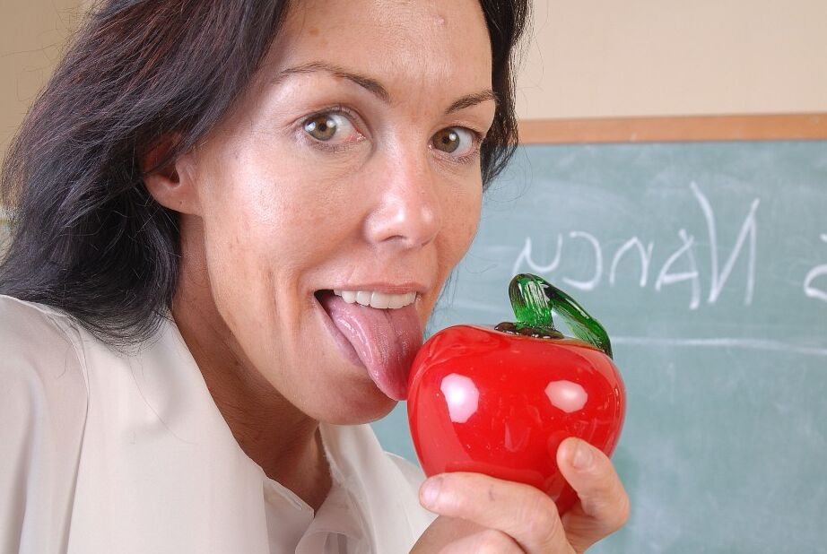 16P Die freche Oma Nancy zieht sich im Schulzimmer komplett aus