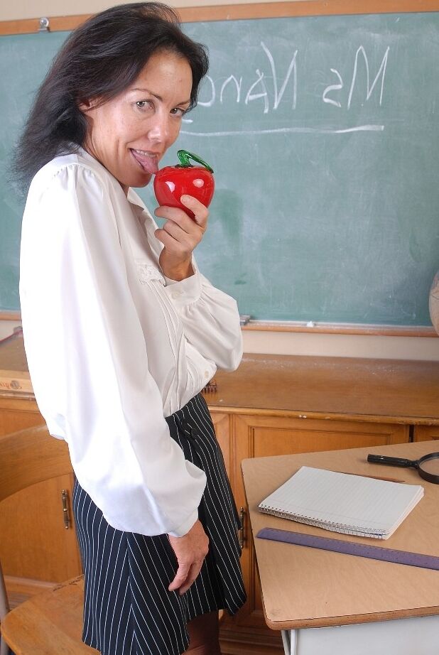 16P Die freche Oma Nancy zieht sich im Schulzimmer komplett aus