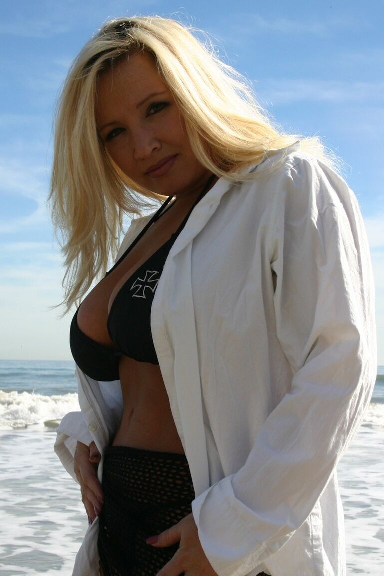 21P La puma rubia Rachel Love muestra sus enormes y encantadores pechos en la playa