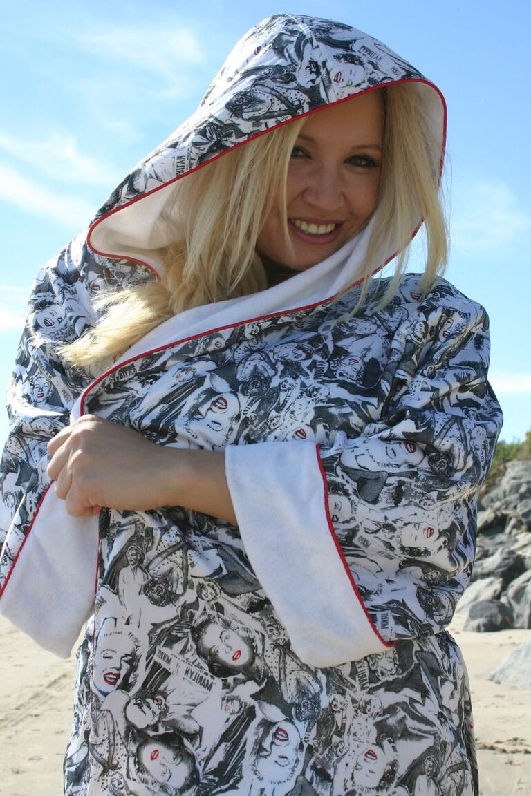 21P La puma rubia Rachel Love muestra sus enormes y encantadores pechos en la playa
