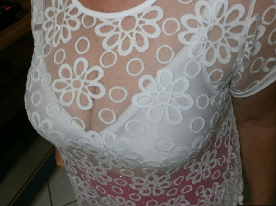 20P Caro, une femme mûre amateur et coquine, révèle et fait plaisir à sa chatte poilue de loup