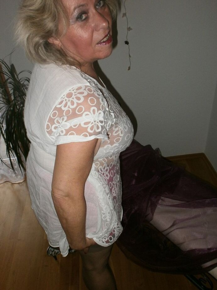 20P Caro, une femme mûre amateur et coquine, révèle et fait plaisir à sa chatte poilue de loup