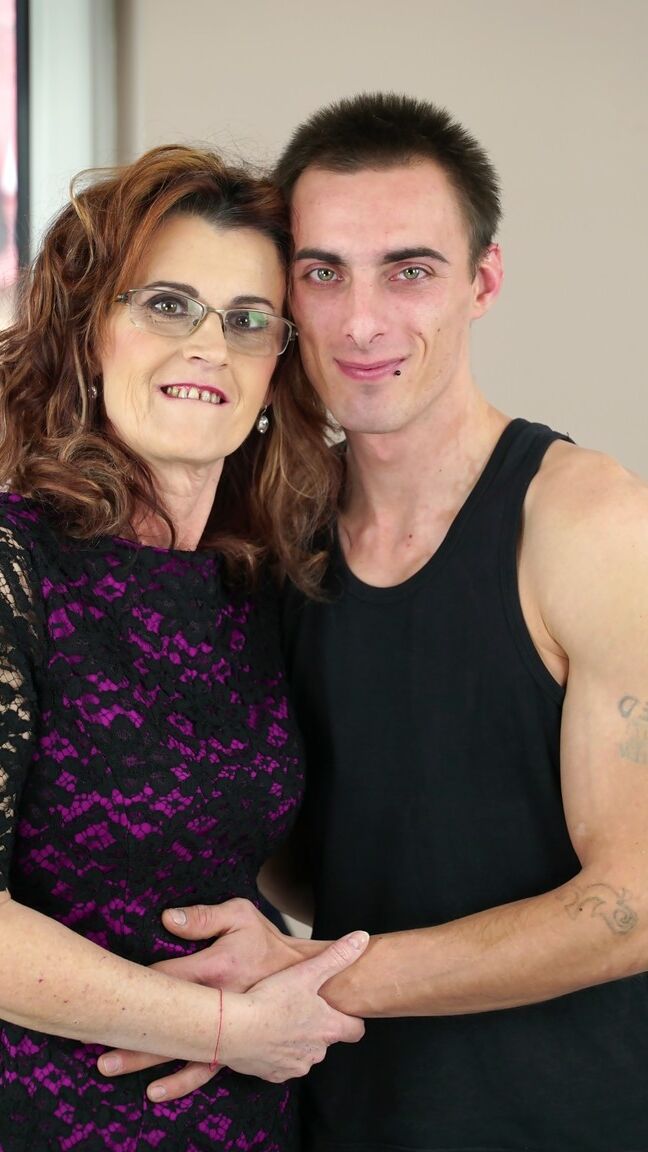 21P La vieja sucia Mayna May le mama la polla a un joven, es follada y jizzed