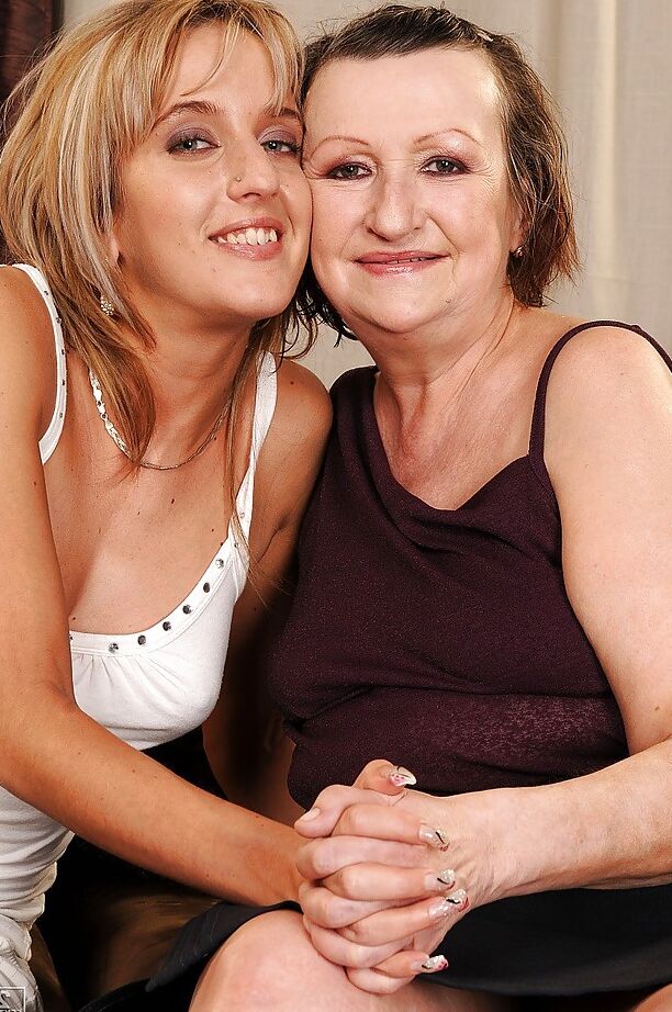 16P Adolescente lesbiana lujuriosa Jessyca Cold follada por la madura Eve Tickler