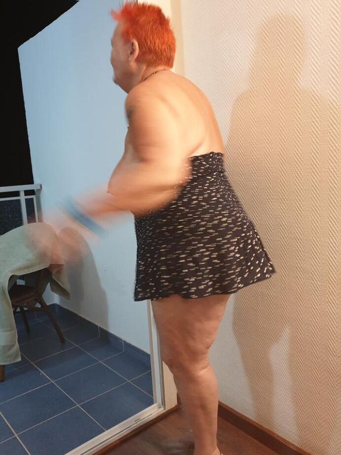20P Nan gorda con el pelo rojo corto presiona sus grandes tetas y su trasero contra el vidrio
