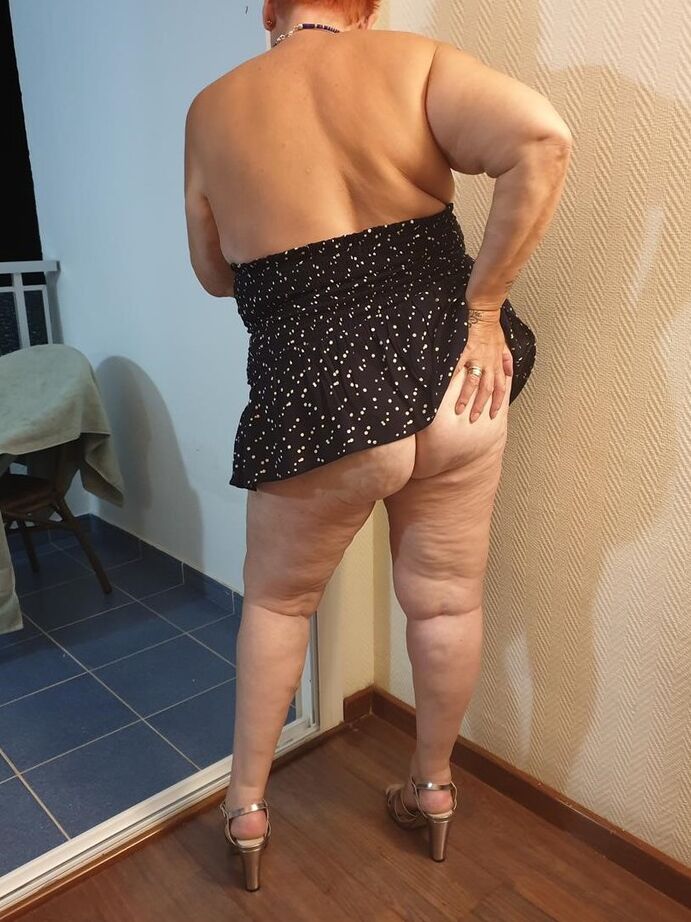 20P Nan gorda con el pelo rojo corto presiona sus grandes tetas y su trasero contra el vidrio