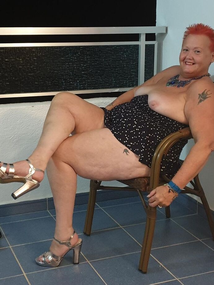20P Nan gorda con el pelo rojo corto presiona sus grandes tetas y su trasero contra el vidrio