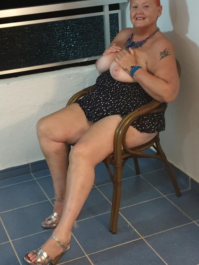 20P Nan gorda con el pelo rojo corto presiona sus grandes tetas y su trasero contra el vidrio