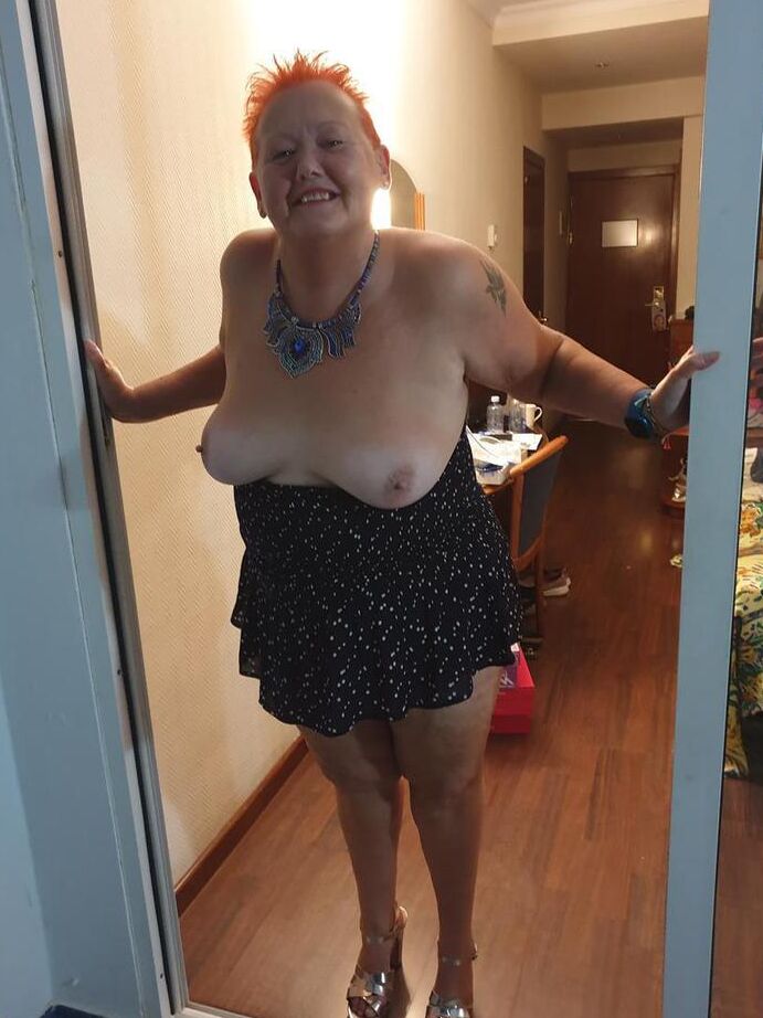20P Nan gorda con el pelo rojo corto presiona sus grandes tetas y su trasero contra el vidrio