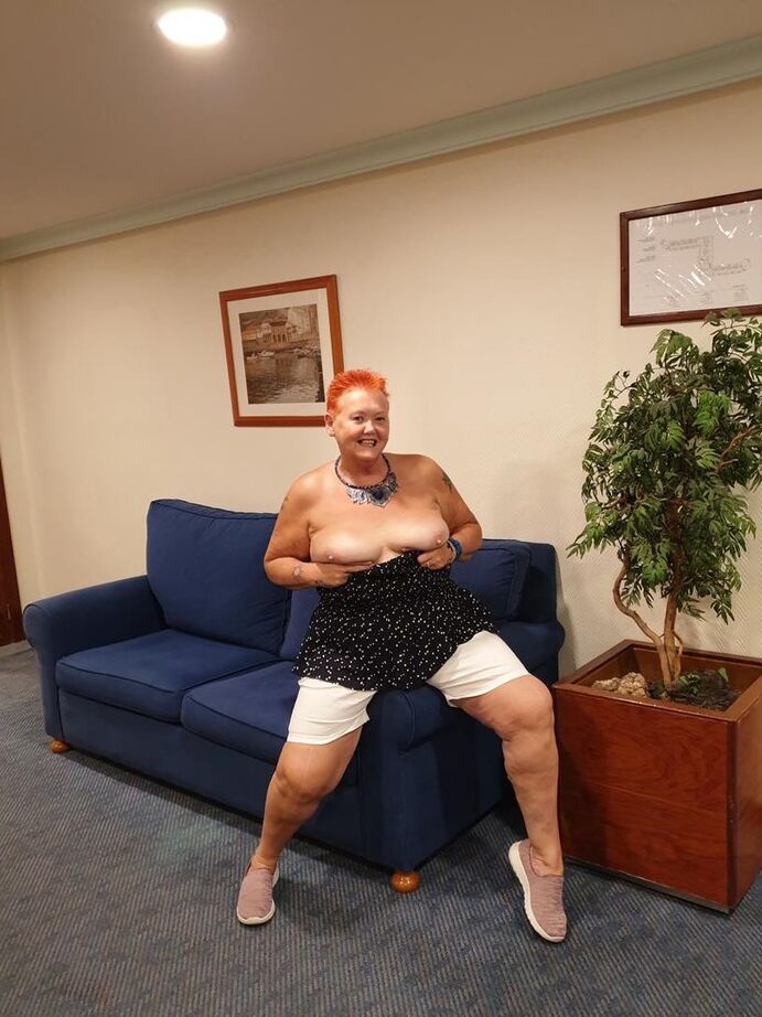 20P Nan gorda con el pelo rojo corto presiona sus grandes tetas y su trasero contra el vidrio