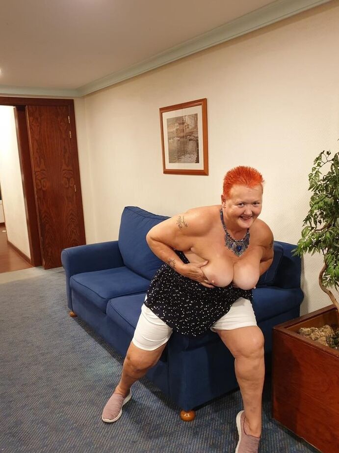20P Nan gorda con el pelo rojo corto presiona sus grandes tetas y su trasero contra el vidrio