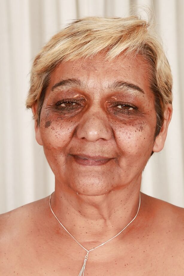 16P Vovó gorda com peitos grandes e flácidos tirando o terno e a lingerie
