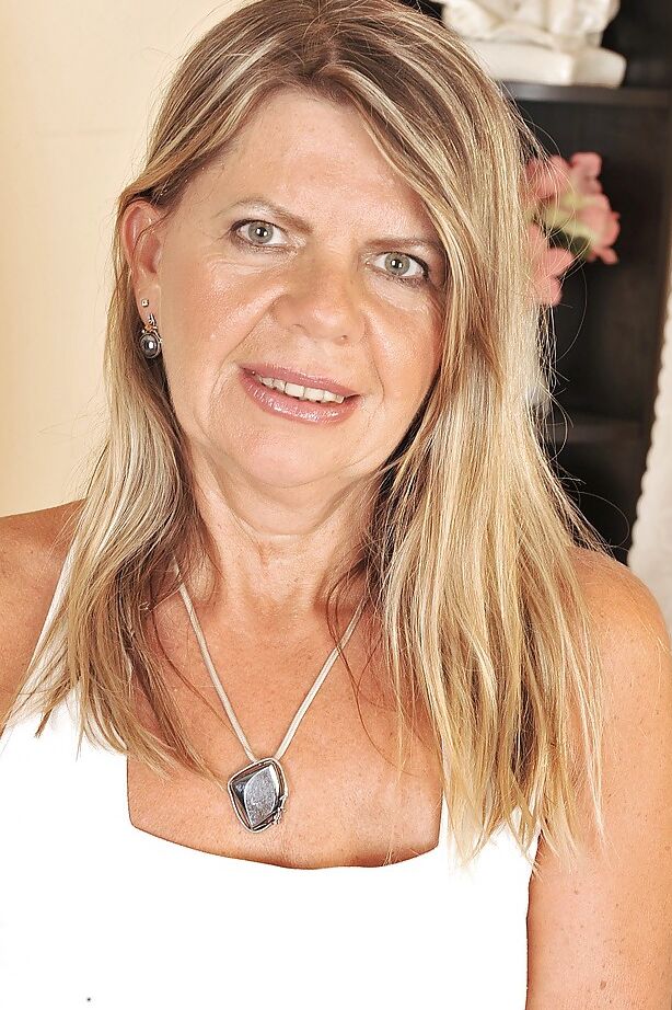 16P Vovó imunda tirando a roupa e posando nua no sofá