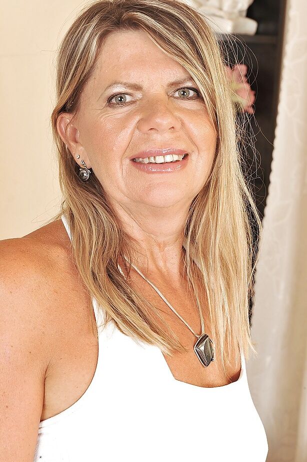 16P Vovó imunda tirando a roupa e posando nua no sofá