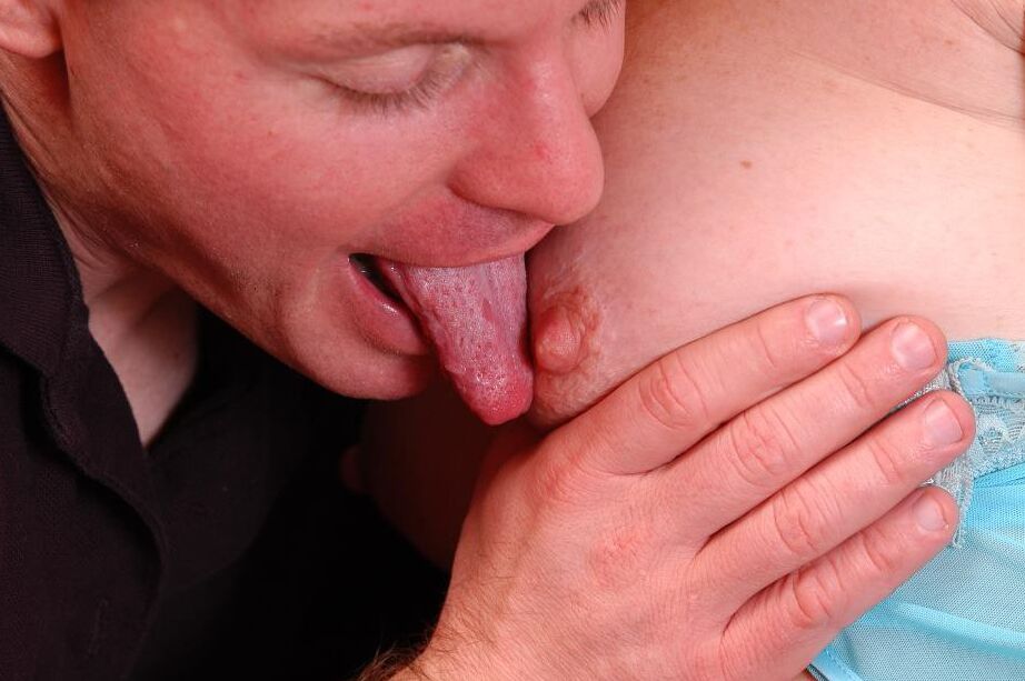 16P La abuela Jewel adornada con medias de malla lamida el coño y jizzed