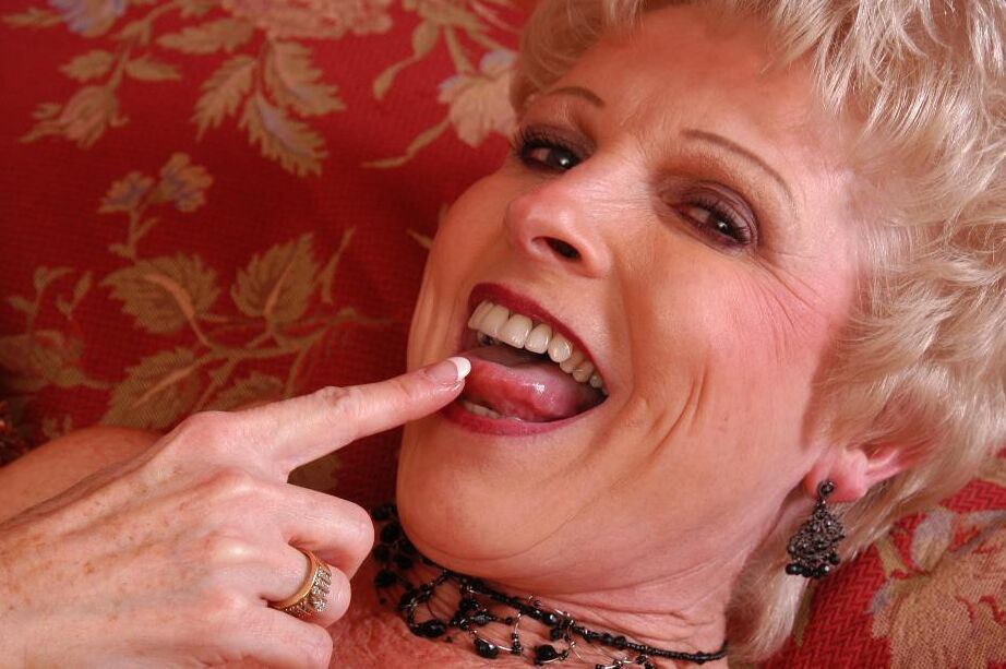 16P La abuela Jewel adornada con medias de malla lamida el coño y jizzed