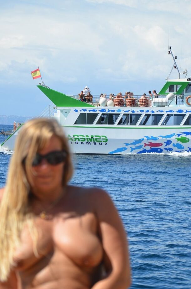 20P Amateur BBW with sagging boobs poses nude on rocks to delight of passing ships