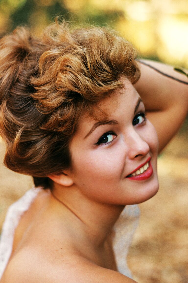 16P La seductora Marianne Gaba posa provocativamente y revela su dulce culo