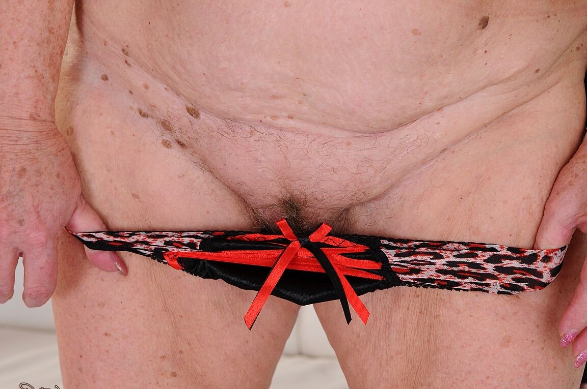 16P Vovó gorda Malya tira lingerie mostrando peitos grandes flácidos
