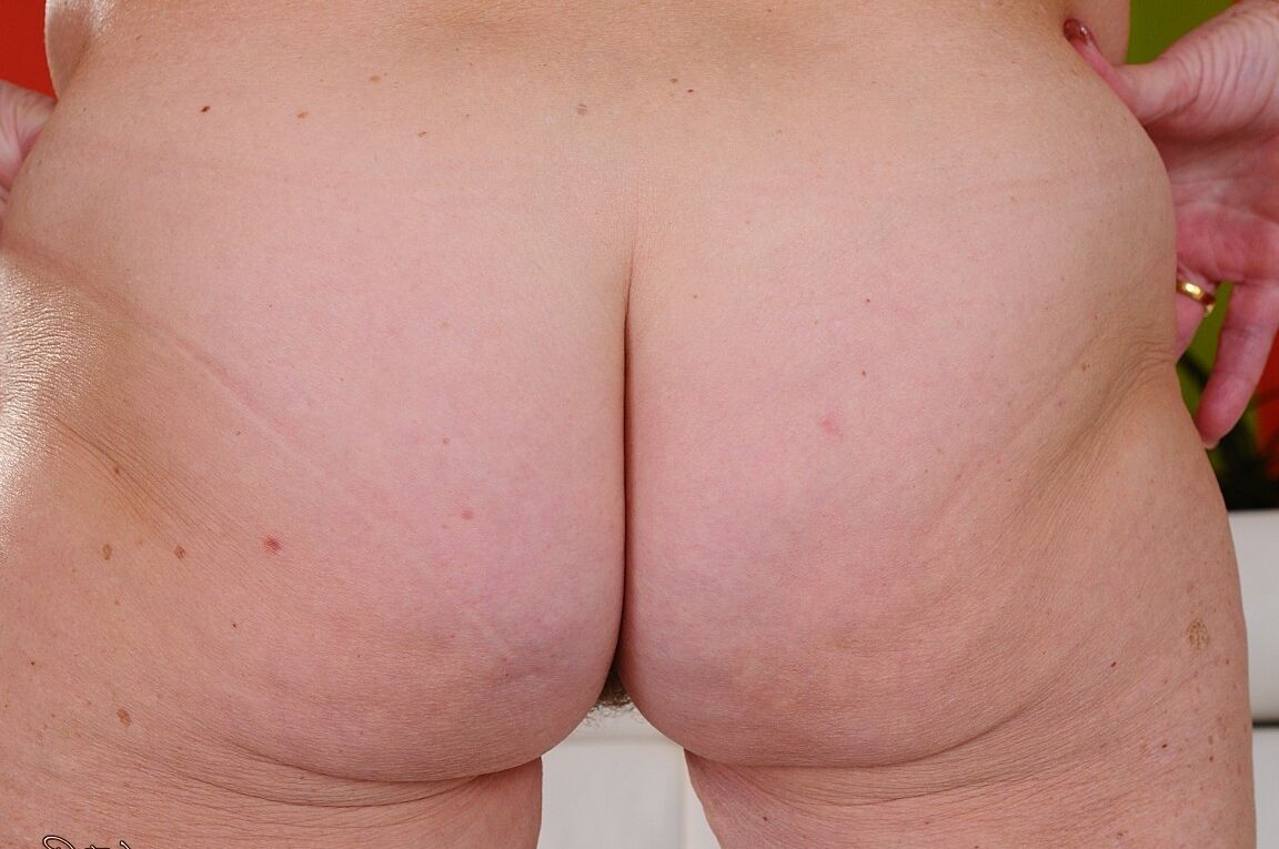 16P Vovó gorda Malya tira lingerie mostrando peitos grandes flácidos