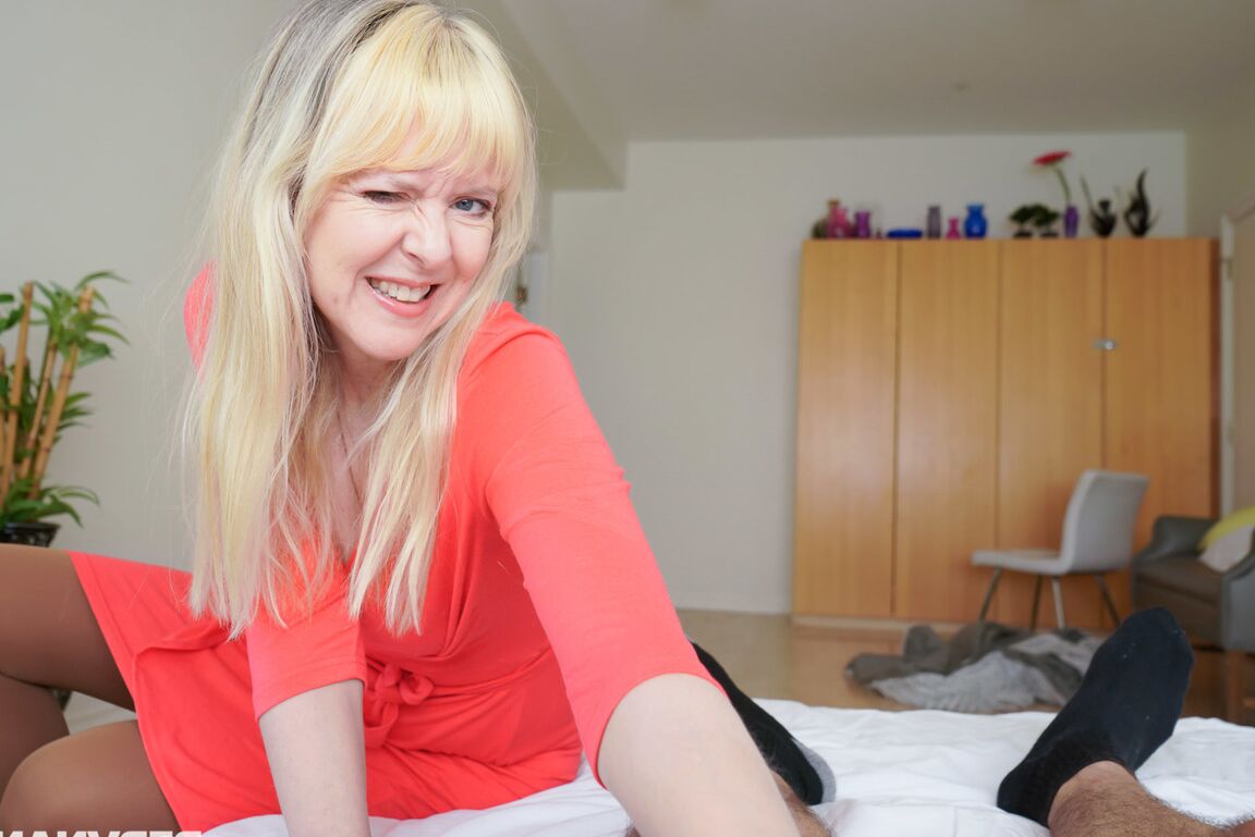 21P Die britische Mutter Jamie Foster gibt einen POV-Blowjob