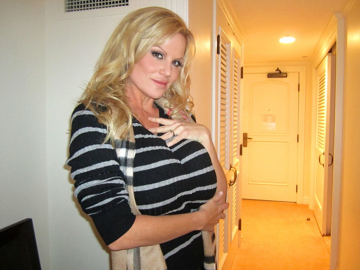 16P Sexy blonde MILF Kelly Madison zeigt ihre Brüste und lutscht große Schwänze wie ein Profi