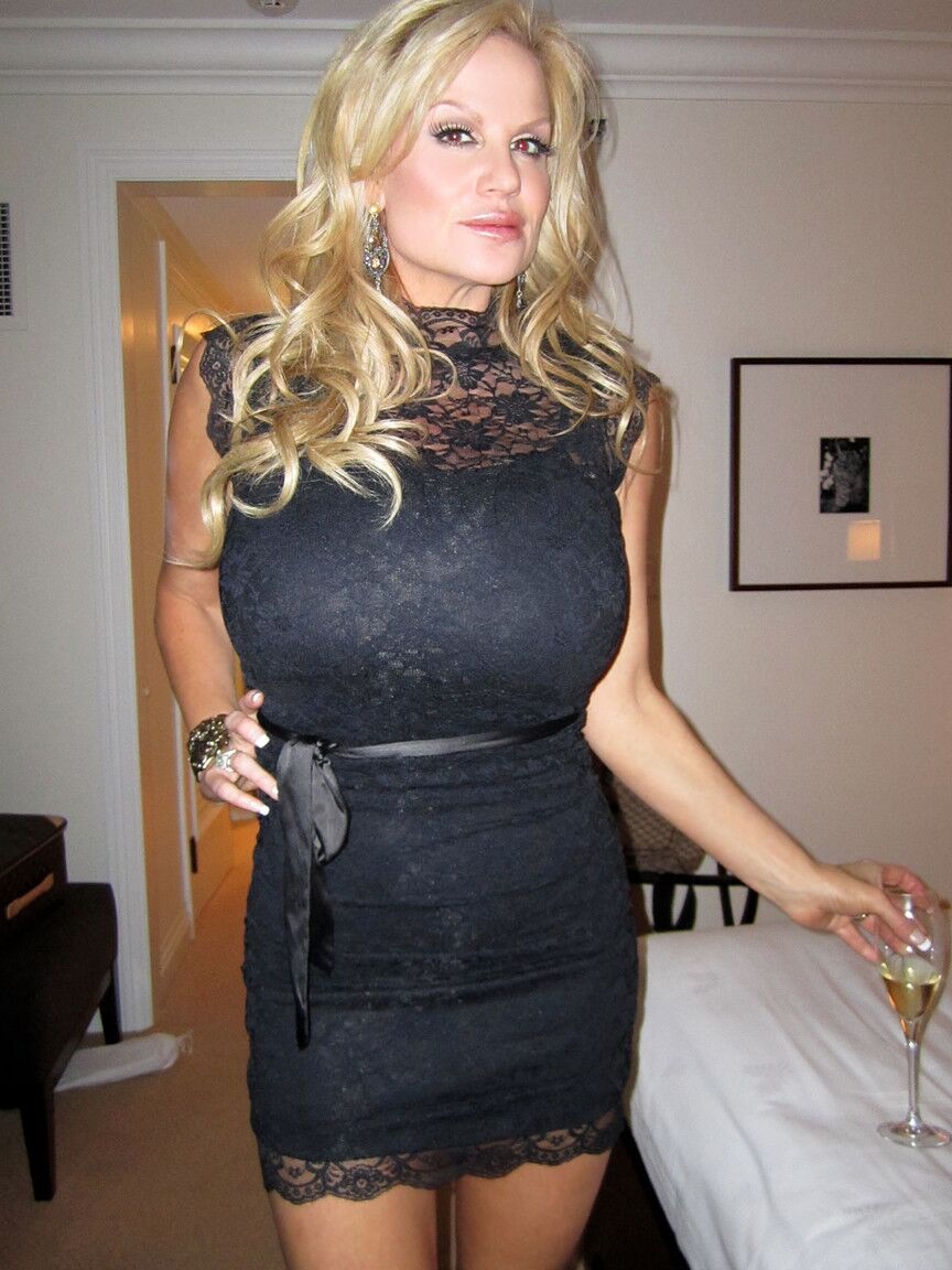 16P Sexy blonde MILF Kelly Madison zeigt ihre Brüste und lutscht große Schwänze wie ein Profi